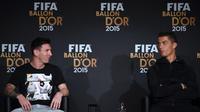 Lionel Messi (kiri) dan Cristiano Ronaldo (kanan) dalam konferensi pers jelang penganugerahan FIFA Ballon d'Or 2015 di Kongresshaus, Zurich, Selasa (12/1/2016) dini hari WIB. Messi akhirnya meraih gelar tersebut pada edisi 2015. (AFP/Olivier Morin)