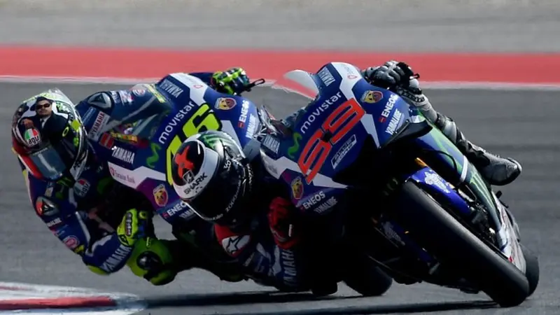 Valentino Rossi (kiri) dan Jorge Lorenzo 