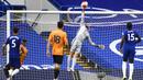 Kiper Chelsea, Willy Caballero, menghalau bola saat melawan Wolverhampton Wanderers pada laga Premier League di Stadion Stamford Bridge, Minggu (26/7/2020). Chelsea menang dengan skor 2-0. (Matthew Childs/Pool via AP)