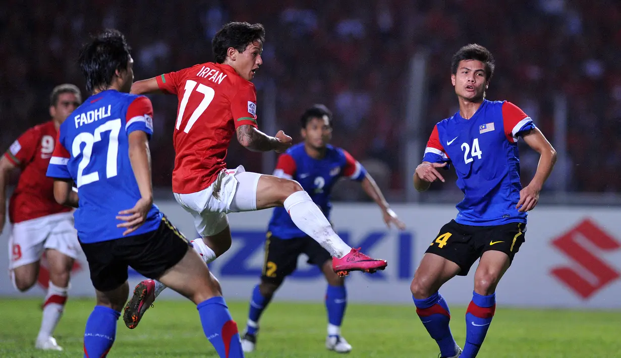 Irfan Bachdim. Gelandang serang naturalisasi ini mampu mencetak 1 gol untuk Timnas Indonesia saat melawan Malaysia di Piala AFF 2010. Gol tersebut dicetaknya di matchday pertama penyisihan Grup A (1/12/2010) dengan skor akhir 5-1 untuk kemenangan Timnas Indonesia. (AFP/Adek Berry)