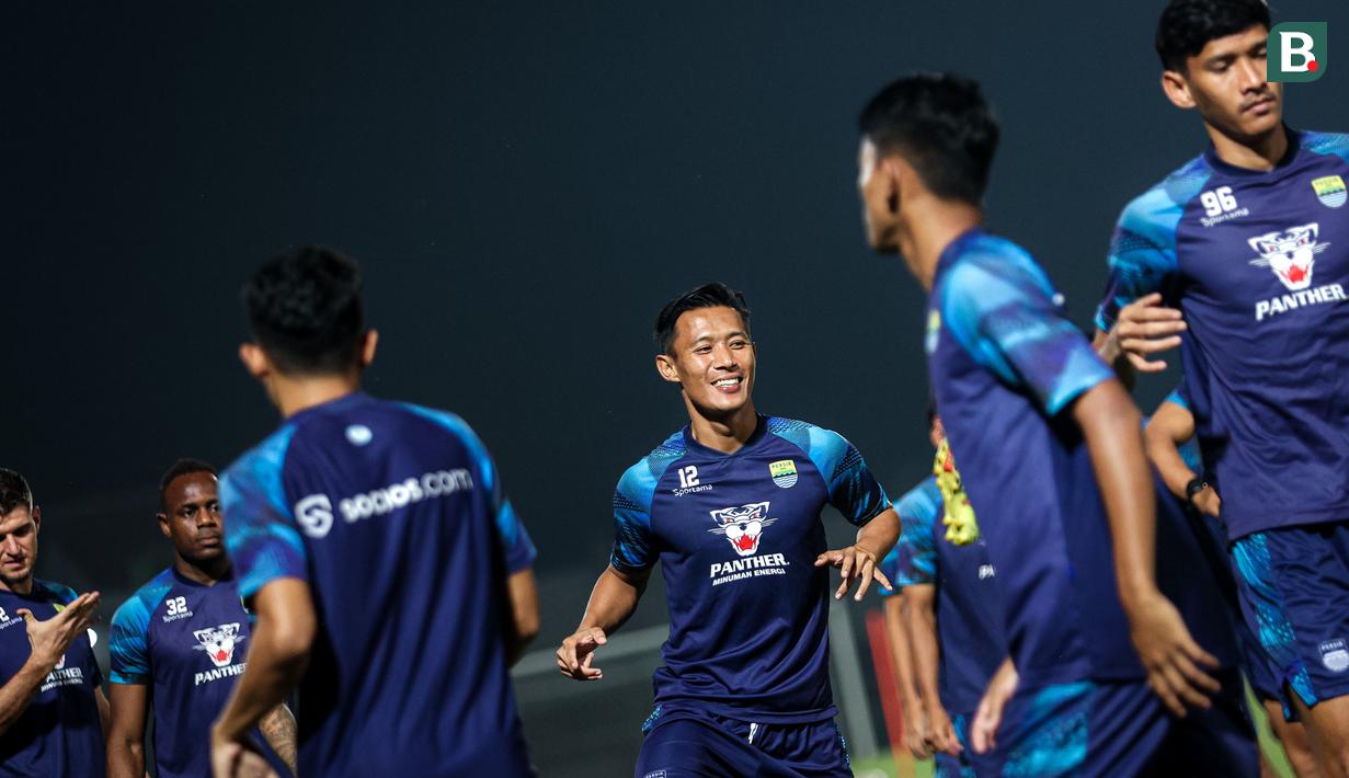 <p>Pemain Persib Bandung, Henhen Herdiana (tengah) dkk melakukan pemanasan dalam sesi official training di Stadion Gelora Bangkalan, Madura, Kamis (30/5/2024) jelang laga leg kedua final Championship Series BRI Liga 1 2023/2024 menghadapi Madura United, Jumat, 31 Mei 2024. (Bola.com/Bagaskara Lazuardi)</p>