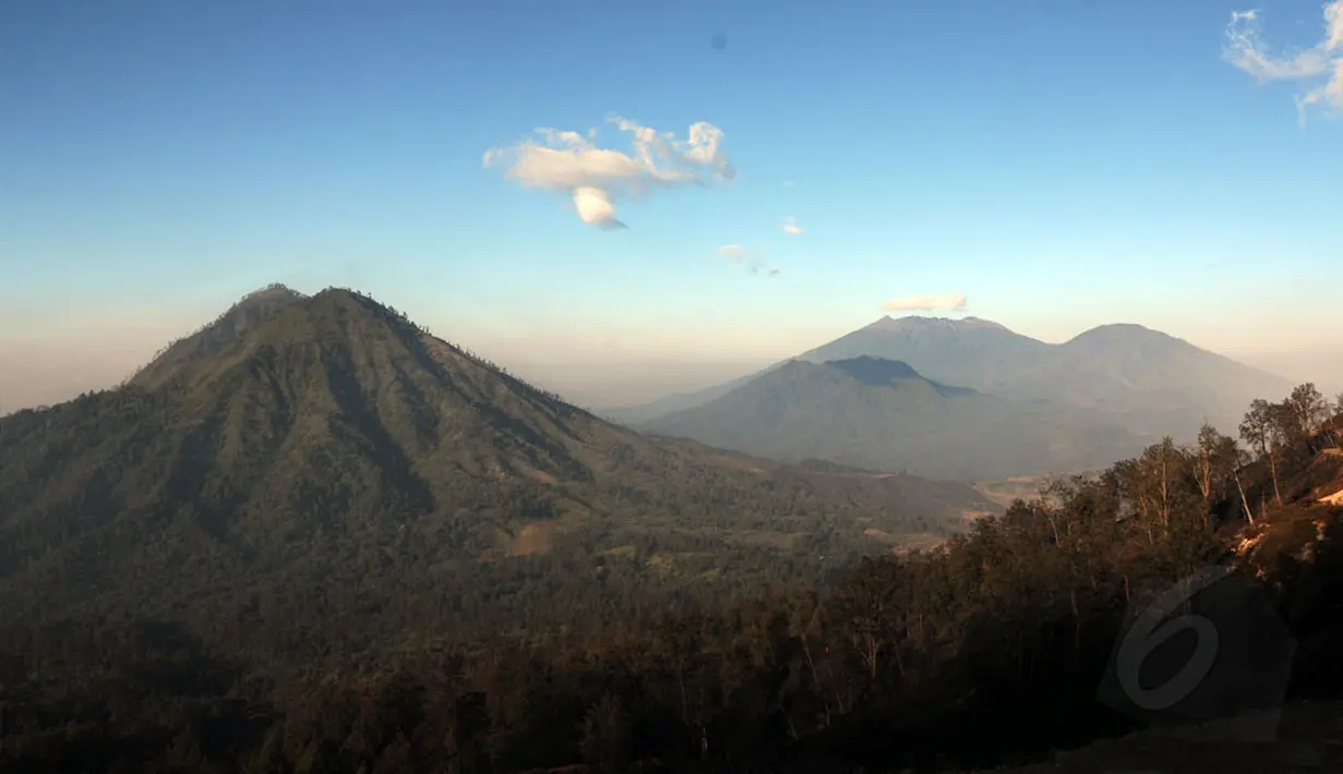 Jajaran gunung menambah daya tarik buat wisatawan untuk menikmati pagi di kawasan kawah Gunung Ijen, Jawa Timur, (20/10/2014). (Liputan6.com/Helmi Fithriansyah)
