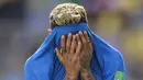 4. Bintang Brasil, Neymar, menagis seusai laga melawan Kosta Rika, tangisan pemain PSG ini tak lain karena golnya di masa injury time. (AP/Dmitri Lovetsky)