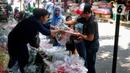 Pedagang melayani pembeli bunga tabur di pasar bunga Rawa Belong, Jakarta, Jumat (17/3/2023). (Liputan6.com/Angga Yuniar)