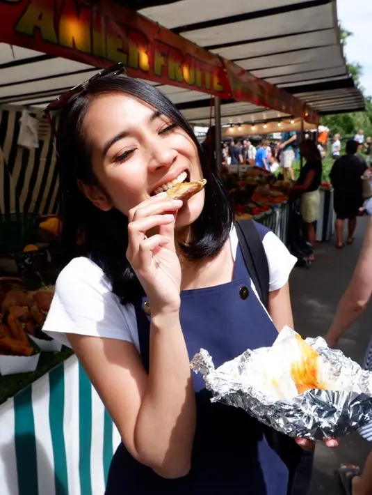 Tak lupa pemeran Sarah di sitkom OK Jek ini juga berwisata kuliner saat berada di ruang publik. Ia selalu tampak antusias saat menikmati perjalanannya di ruang publik. Hal ini membuat paras cantiknya terlihat tak pernah luntur. (Liputan6.com/IG/@nikenanjanii)
