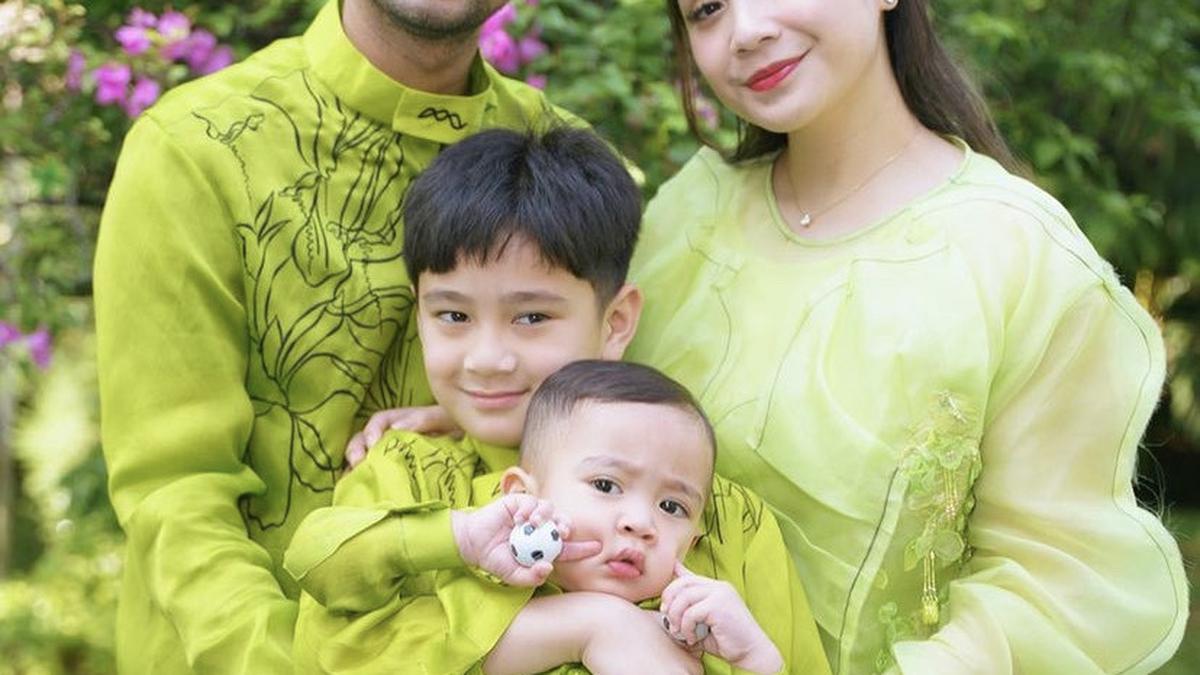 Momen Hangat! Raffi Ahmad &amp; Nagita Slavina Kompak Pakai Baju Senada Bareng Tiga Anak