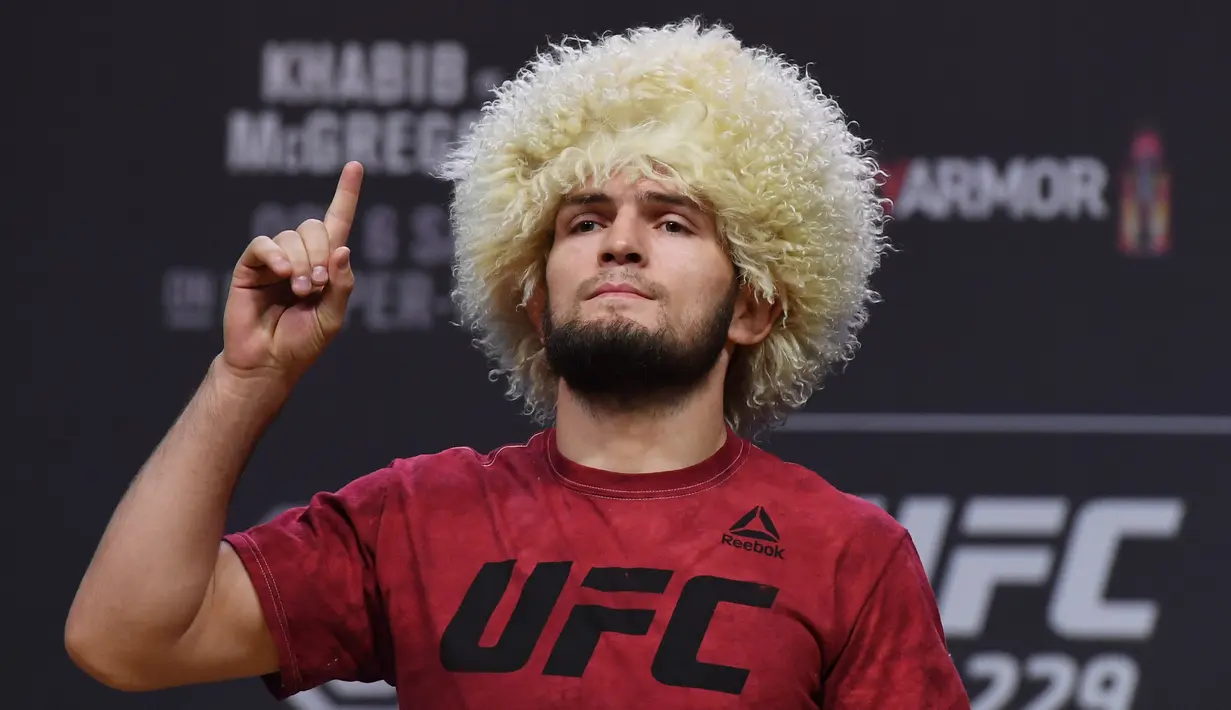 Juara kelas ringan UFC Khabib Nurmagomedov saat sesi timbang badan menjelang UFC 229 di Las Vegas pada 5 Oktober 2018. Khabib Nurmagomedov mengumumkan pensiun dari dunia seni bela diri campuran (MMA) usai mengalahkan Justin Gaethje dalam UFC 254, Minggu (25/10/2020). (Ethan Miller/Getty Images/AFP)