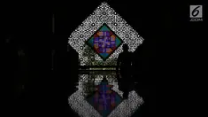 Seorang umat Islam saat memasuki Masjid At Tin, Jakarta, Selasa (14/7). Bulan suci Ramadan dimanfaatkan umat muslim untuk mendekatkan diri kepada Allah SWT dengan meningkatkan ibadah di masjid. (Liputan6.com/Helmi Fithriansyah)