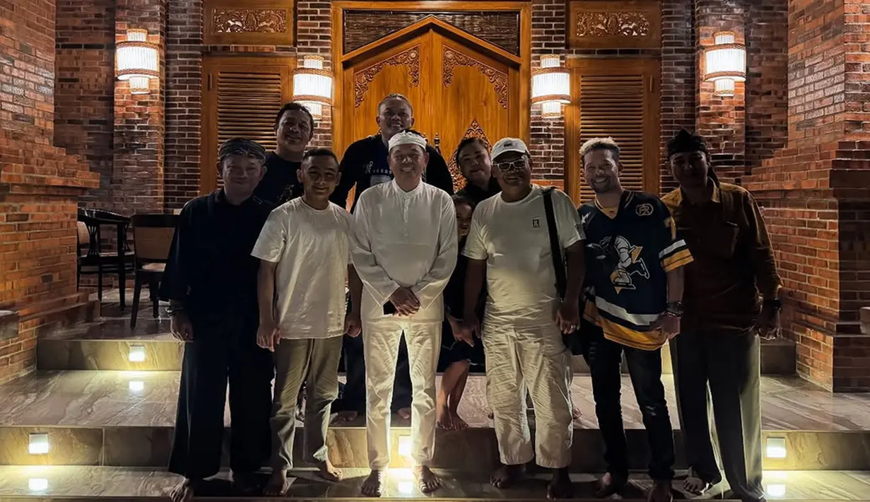 Usai pelantikan, Dedi Mulyadi pulang ke Lembur Pakuan, Subang. Ribuan warga menyambut dengan antusias bak pesta rakyat. Komedian Sule juga mengucapkan selamat kepada Dedi. Lewat unggahan di Instagram, Sule menyampaikan kebanggaannya atas pelantikan sang sahabat. (Liputan6.com/IG/@ferdinan_sule)