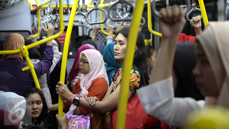 20150908-Penumpang Transjakarta-Jakarta