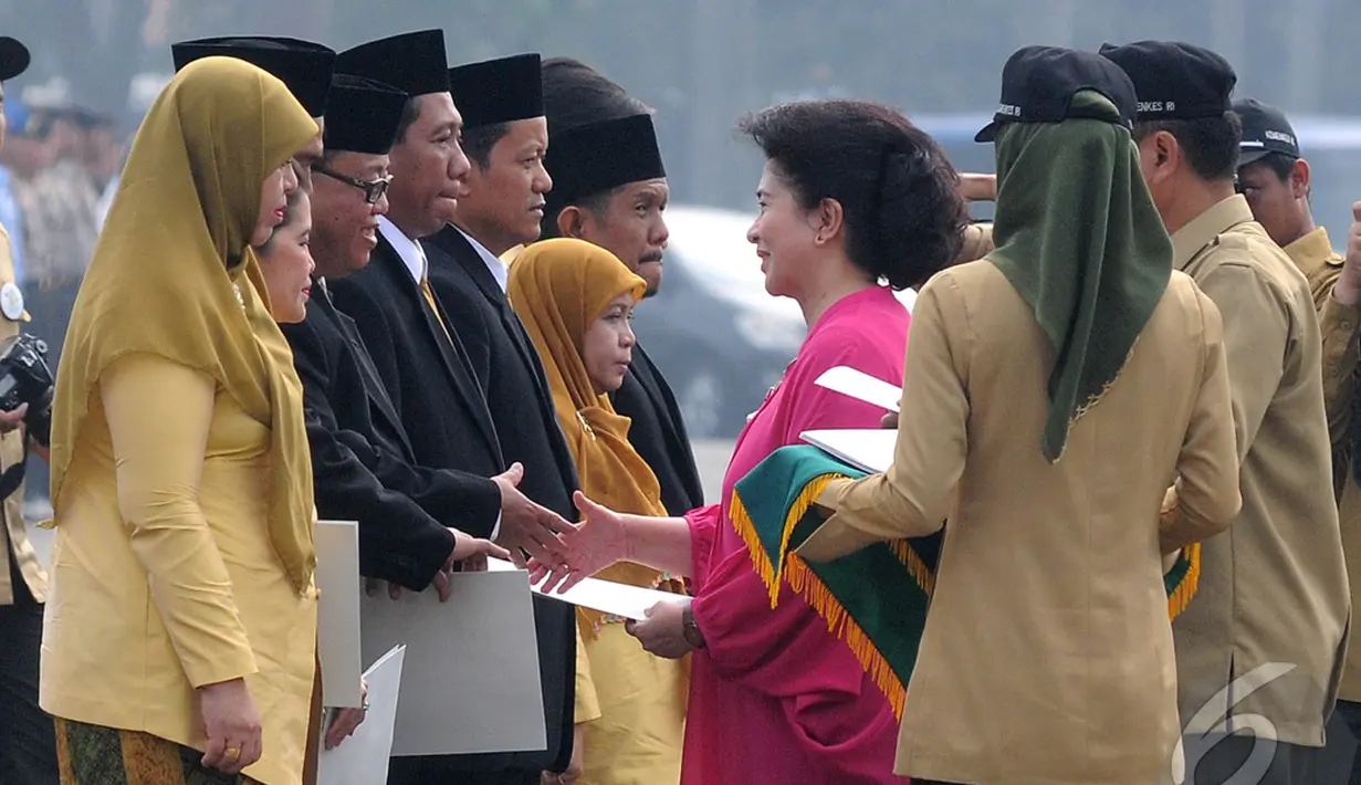 Menteri Kesehatan Nila F Moeloek memberikan penghargaan ke sejumlah pegawai Kementerian Kesehatan yang berprestasi saat Upacara Peringatan Hari Kesehatan Nasional ke-50, Jakarta, Rabu (12/11/14) (Liputan6.com/Herman Zakharia)