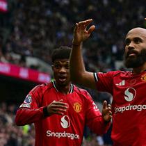 Bryan Mbeumo (tengah) merayakan gol yang dicetaknya ke gawang Tottenham Hotspur setelah menerima umpan manis rekan setimnya di MU, Amad Diallo, pada lanjutan Liga Inggris 2025/2026, Sabtu (8/11/2025) malam WIB. (Ben STANSALL / AFP)