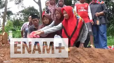 Keluarga Nur Atikah berziarah kubur pada Minggu (24/4/2016). Anak Nur Atikah merasa sedih karena janji ibunya untuk membelikannya baju muslim tidak terlaksana.