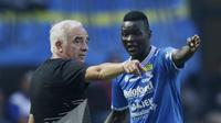 Pelatih Persib Bandung, Mario Gomez, memberi arahan keoada Ezechiel N'douassel saat melawan Persija Jakarta pada laga Liga 1 di Stadion GBLA, Jawa Barat, Minggu (23/9/2018). Persib menang 3-2 atas Persija. (Bola.com/M Iqbal Ichsan)