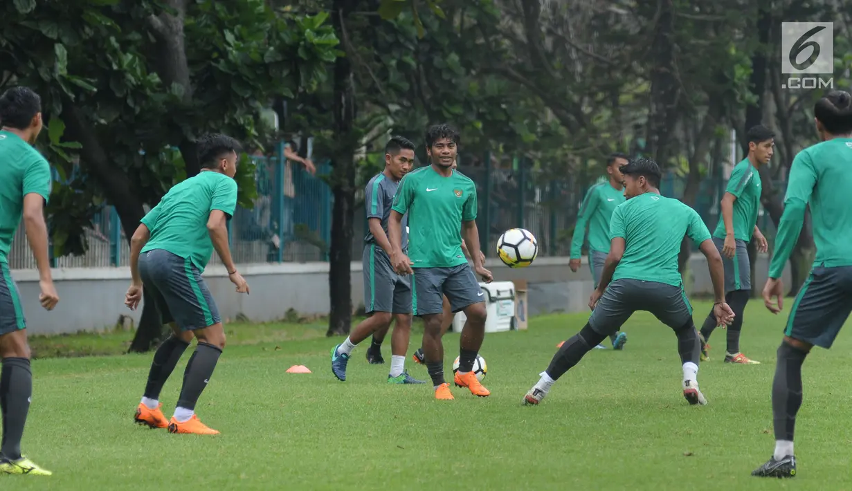 Pemain Timnas Indonesia U-23, Ilham Udin Armaiyn (tengah) mengikuti pemusatan latihan di Lapangan A Kompleks GBK, Jakarta, Senin (23/4). Latihan ini persiapan laga PSSI Anniversary Cup dan jelang Asian Games 2018. (Liputan6.com/Helmi Fithriansyah)