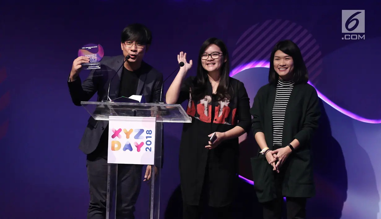 Tim Sore memberikan sambutan saat menerima penghargaan best branded video content of the year dalam acara XYZ Day 2018 di The Hall Senayan City, Jakarta, Rabu (25/04). (Liputan6.com/Herman Zakharia)
