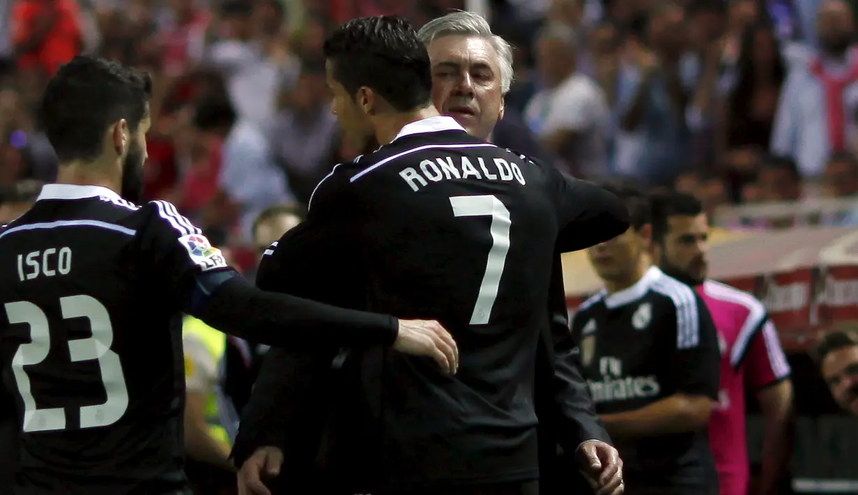 Gelandang Real Madrid, Cristiano Ronaldo merayakan selebrasi dengan memeluk pelatih Carlo Ancelotti usai mencetak gol saat Laga Liga Spanyol di Estadio Ramon Sanchez Pizjuan, (2/5/2015). Real Madrid menang 3-2 atas Sevilla. (REUTERS/Jon Nazca)