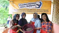 Telkom Hadirkan Pelatihan untuk Kelompok Istri Nelayan di Pandeglang, Olah Aneka Hasil Tangkapan Laut