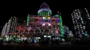 Sebuah masjid dihiasi dengan lampu-lampu untuk menyambut Maulid Nabi Muhammad SAW di Karachi, Pakistan, Jumat, 13 September 2024. (AP Photo/Fareed Khan)