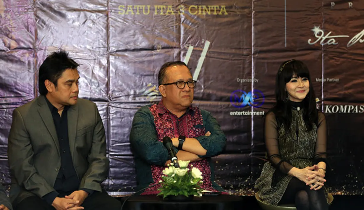 "Ya, pastinya banyak hal nostalgia yang berkesan saat menulis buku ini. Banyak mengenang juga sama nara sumber yang kami wawancara. Ada masa senang juga penuh perjuangan dan air mata pastinya," timpal Ita Purnamasari. (Deki Prayoga/Bintang.com)