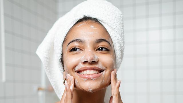 4 Langkah Rawat Kulit Berminyak pada Malam Hari