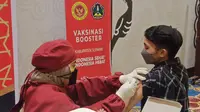 Ikatan Alumni Geologi (IKAGEO) Institut Teknologi Nasional Yogyakarta (ITNY) bekerja sama dengan Badan Intelijen Negara (BIN) DIY menunjukkan kepedulian dengan mengadakan vaksinasi booster malam hari di Sahid Raya Hotel And Convention Yogyakarta, Jumat (15/4/2022).