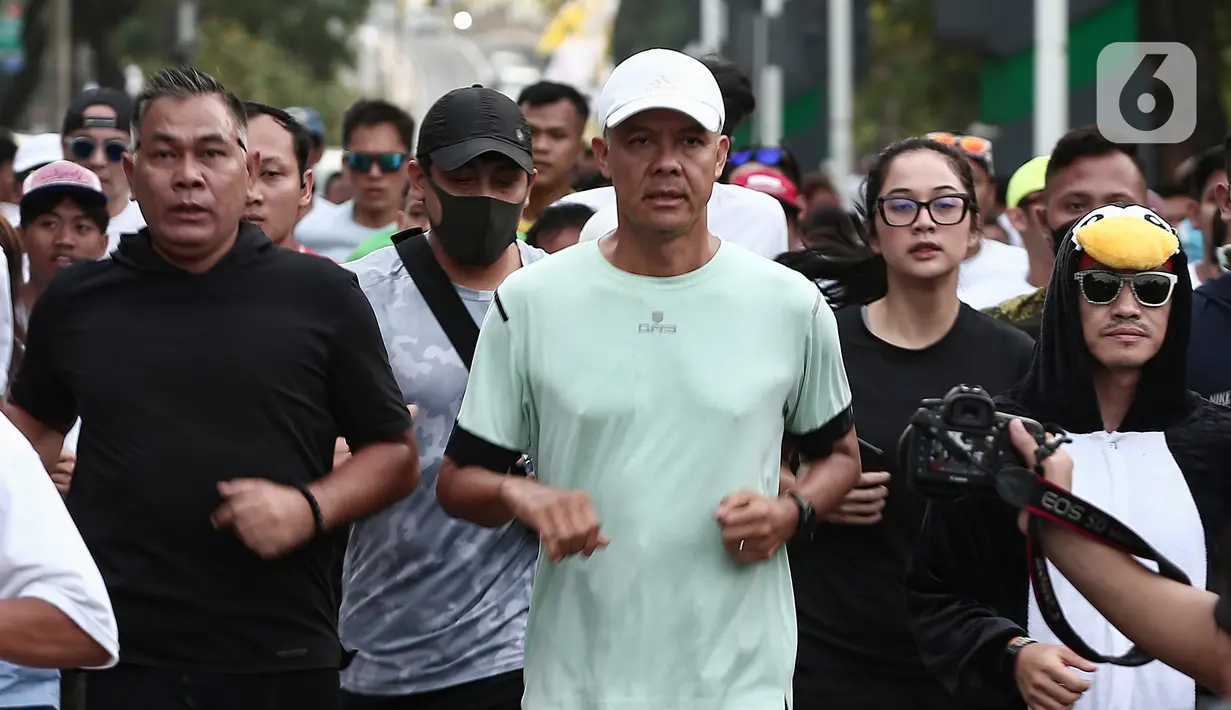 Sekitar tujuh kilometer, Calon Presiden nomor urut 3 Ganjar Pranowo berlari mengitari kawasan Gelora Bung Karno, Jakarta. (merdeka.com/ Arie Basuki)