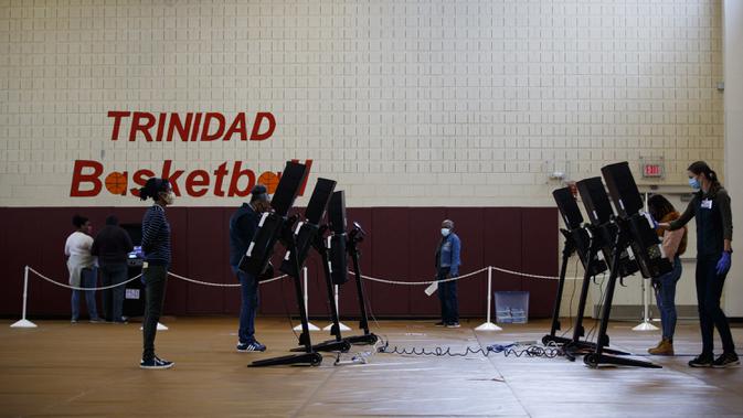 Warga memberikan suara mereka di tempat pemungutan suara di Washington DC, Amerika Serikat (AS), pada 27 Oktober 2020. Pemungutan suara awal (early voting) secara langsung dimulai di Washington DC pada Selasa (27/10) di 32 tempat pemungutan suara. (Xinhua/Ting Shen)