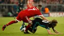 Gelandang Bayern Munchen, Thiago Alcantara (berebut bola dengan pemain Real Madrid, Mateo Kovacic pada leg pertama semifinal Liga Champions di Allianz Arena, Rabu (25/4). Real Madrid meraih kemenangan 2-1 di markas Bayern Munchen. (GUENTER SCHIFFMANN/AFP)