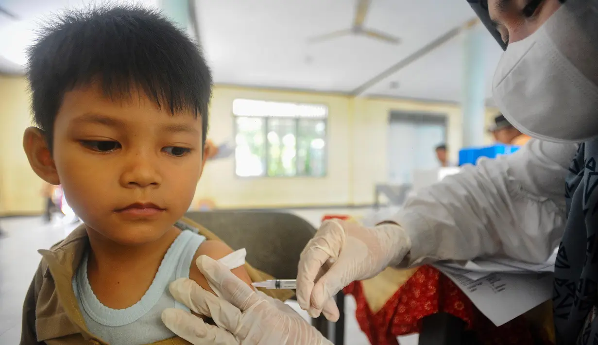 Kementerian Kesehatan menggelar Bulan Imunisasi Anak Sekolah (BIAS) ditujukan kepada siswa SD atau sederajat. (merdeka.com/Arie Basuki)