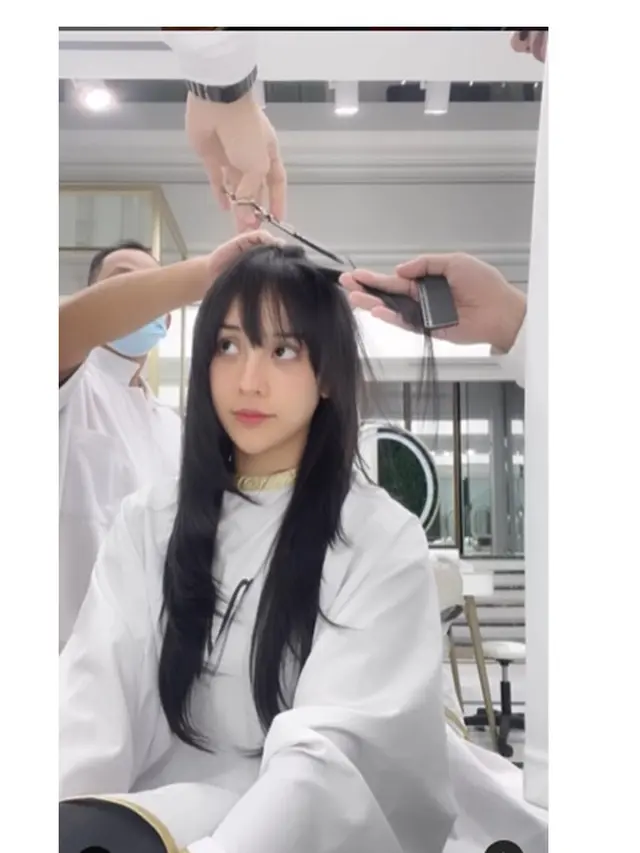 Ada Projek Baru, Ini 6 Potret Terbaru Anya Geraldine yang Tampil Berponi