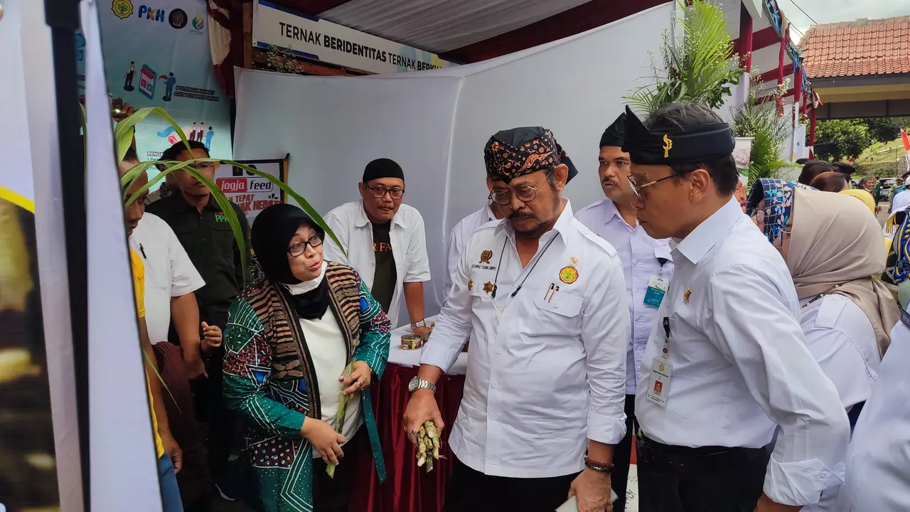 Menteri Pertanian Syahrul Yasin Limpo saat meninjau stand produk pertanian yang menggunakan pupuk organik di di BBPKH Cinagara, Bogor, Rabu (26/10/2022).