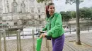 Mengenakan skuter, Syahnaz tampak ceria berjalan mengelilingi Jerman. Kali ini ia tampil kasual dengan hoodie berwarna hijau yang dipadukan dengan celana berwarna biru.(Liputan6.com/IG/@syahnazs)