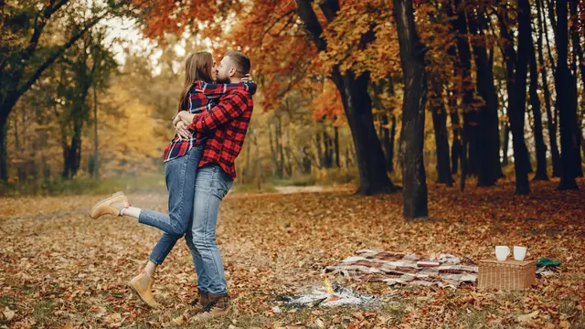 Percaya Cinta Pada Pandangan Pertama? Intip Dulu Mitos dan Faktanya! (photo by freepik.com)