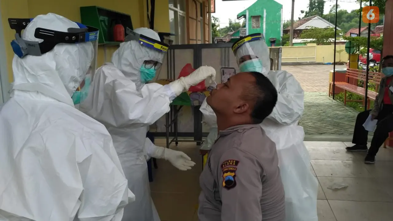 Korps Bhayangkara dari jajaran Polsek Jepon saat di tes usap Covid-19 di Puskesmas Jepon (Liputan6.com/Ahmad Adirin)