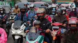 Meski terlihat lelah, banyak para pemudik yang membawa anak-anak dengan sepeda motor untuk merayakan Lebaran Idul Fitri 1444 H di kampung halaman. (Liputan6.com/Angga Yuniar)