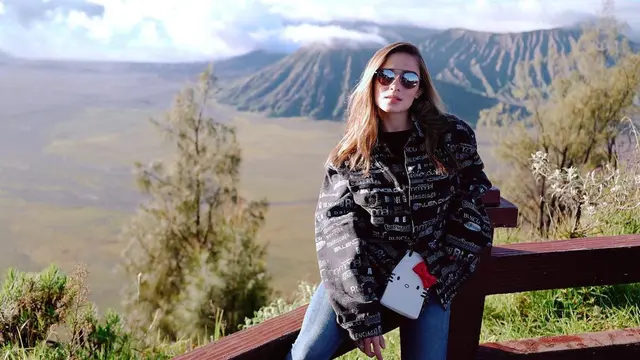 7 Momen Seru Liburan Yasmine Wildblood di Gunung Bromo