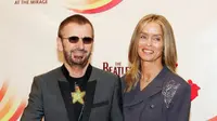 Ringo Starr dan istrinya. (zimbio.com)