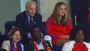 Wakil Presiden AS, Joe Biden (kiri - atas) bersama cucunya, Naomi, menonton langsung the Yanks berlaga melawan Ghana di babak penyisihan Piala Dunia Grup G di di Dunas Arena, Brasil, (17/6/2014). (REUTERS/Brian Snyder)