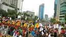 Sejumlah kesenian daerah ikut meramaikan aksi damai 'Kita Indonesia' di Bundaran HI, Jakarta, Minggu (4/12). Aksi tersebut adalah acara perayaan kegembiraan atas keberagaman dan kebangsaan Indonesia. (Liputan6.com/Angga Yuniar)