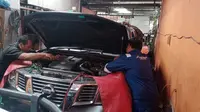 Mobil Dinas Pelat Merah yang Keluarkan Asap Tebal di Mampang. (Merdeka.com/Lydia Francisca)