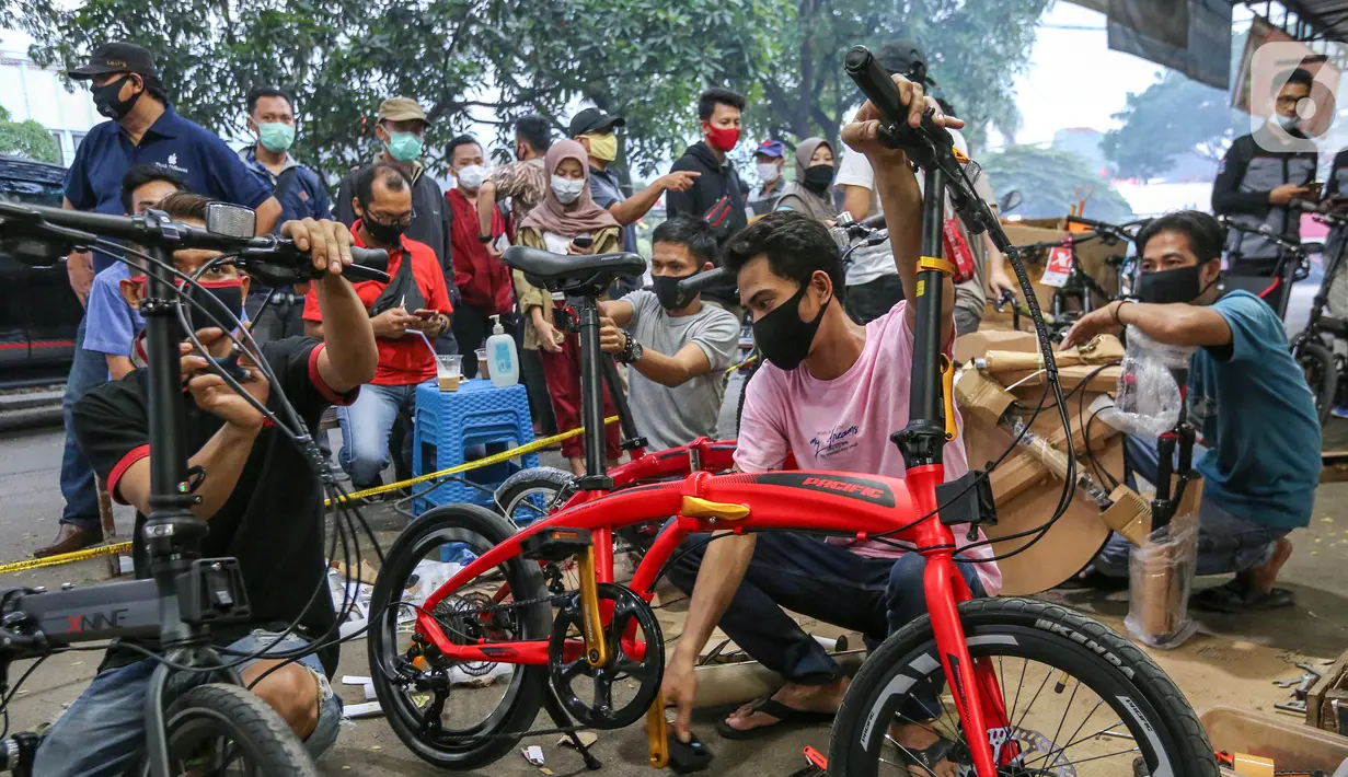 Teknisi merakit sepeda pesanan pembeli di Toko Sepeda Maju Royal, Cipondoh, Kota Tangerang, Kamis (11/6/2020). Selama masa pandemi Covid-19 penjualan sepeda lipat mengalami kenaikan dibanding sebelum masa pandemi. (Liputan6.com/Fery Pradolo)
