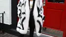 Penyanyi Nicki Minaj mengunggah foto dirinya mengenakan mantel bulu. Rapper 34 tahun itu melengkapi gaya musim dinginnya itu dengan sepasang high heels Louboutin bernama Blakissima seharga US$ 895 atau sekitar Rp 12 juta. (instagram.com/nickiminaj)