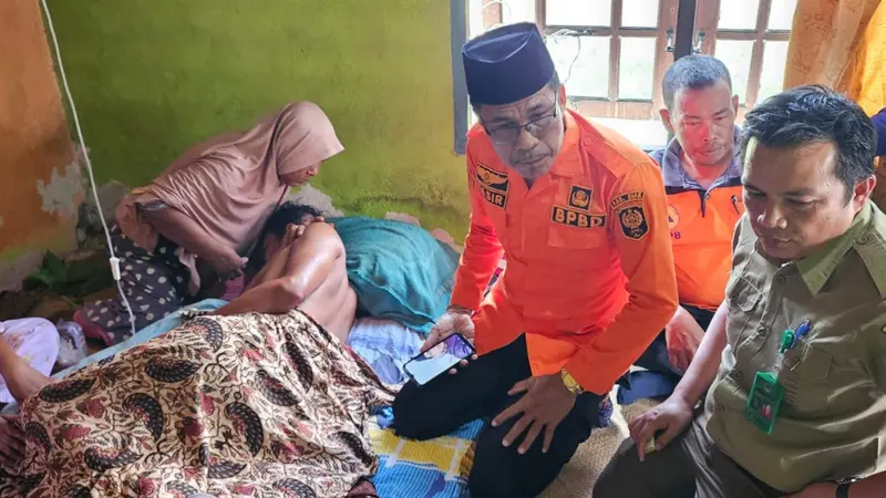 BBKSDA Riau dan pihak terkait membesuk penebang kayu yang diterkam harimau sumatra di hutan rawa di Kabupaten Siak.