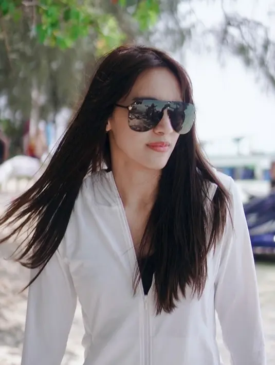 Pemilik followers 95 ribu di Instagram ini kerap bergaya kece saat melepas penat di pantai. Gaya kerennya di pantai ini selalu menyita perhatian. Terlebih saat Bellaetrix Manuputty juga memakai kacamata yang kian menyempurnakan gaya santai liburannya. (Liputan6.com/IG/@manuputtybellaetrix)