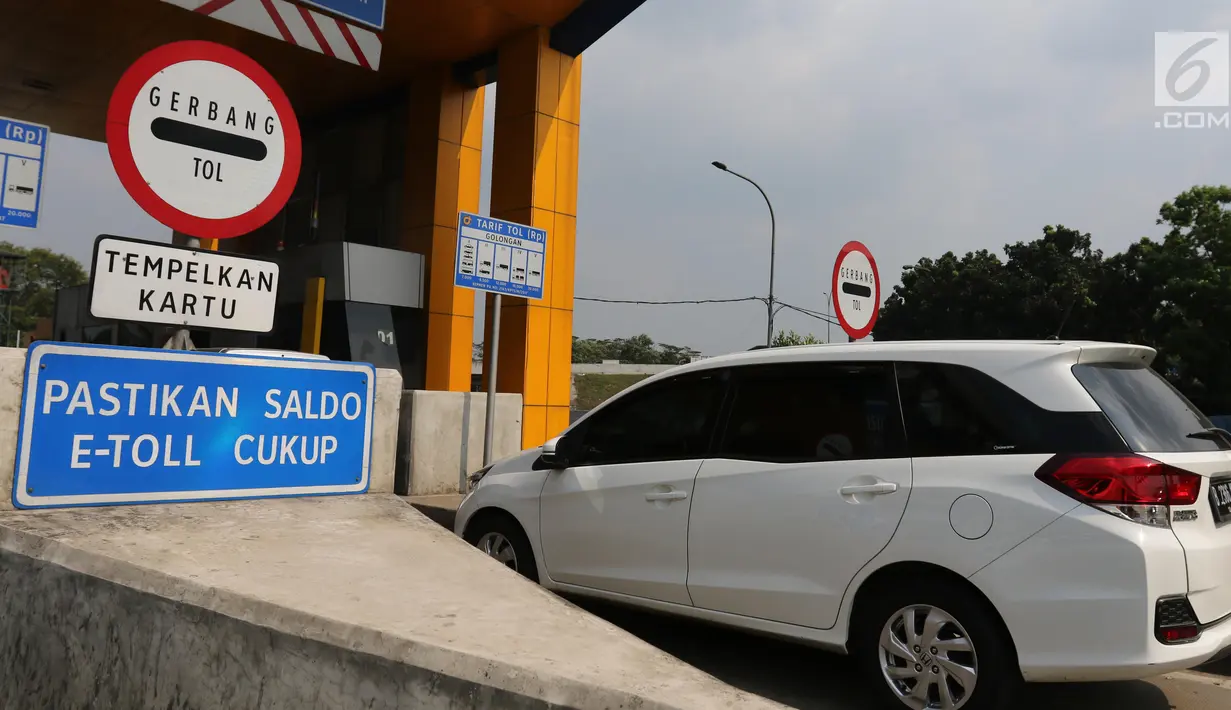 Pengendara melintas memasuki gerbang tol transaksi non tunai di pintu masuk tol ruas Tangerang, Banten, Rabu (17/7/2019). Pembayaran tarif tol nantinya akan menggunakan Radio Frequency Identification (RFID) berupa aplikasi FLO yang tertempel pada kendaraan. (Liputan6.com/Angga Yuniar)