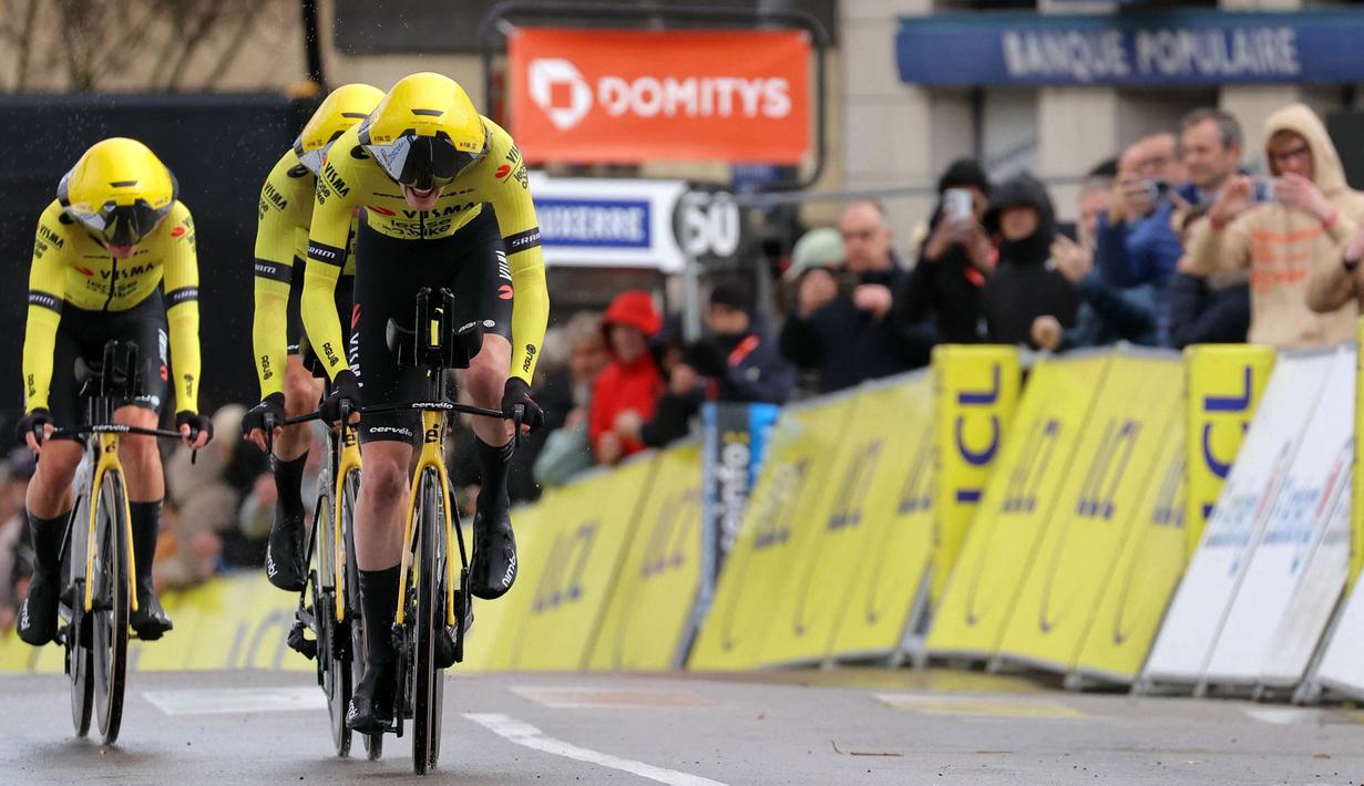 Tim Visma-Lease memacu sepedanya selama stage ketiga Paris-Nice 2024 di Auxerre, Paris, Prancis, 5 Maret 2024. (AFP/Thomas Samson)
