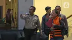 Asisten Komisioner KPU Wahyu Setiawan, Agustiani Tio Fridelia (kanan) usai menjalani pemeriksaan di Gedung KPK, Jakarta, Jumat (10/1/2020). KPK menahan Agustiani yang sebelumnya ditetapkan sebagai tersangka kasus suap terkait PAW anggota DPR RI periode 2019-2024. (Liputan6.com/Herman Zakharia)