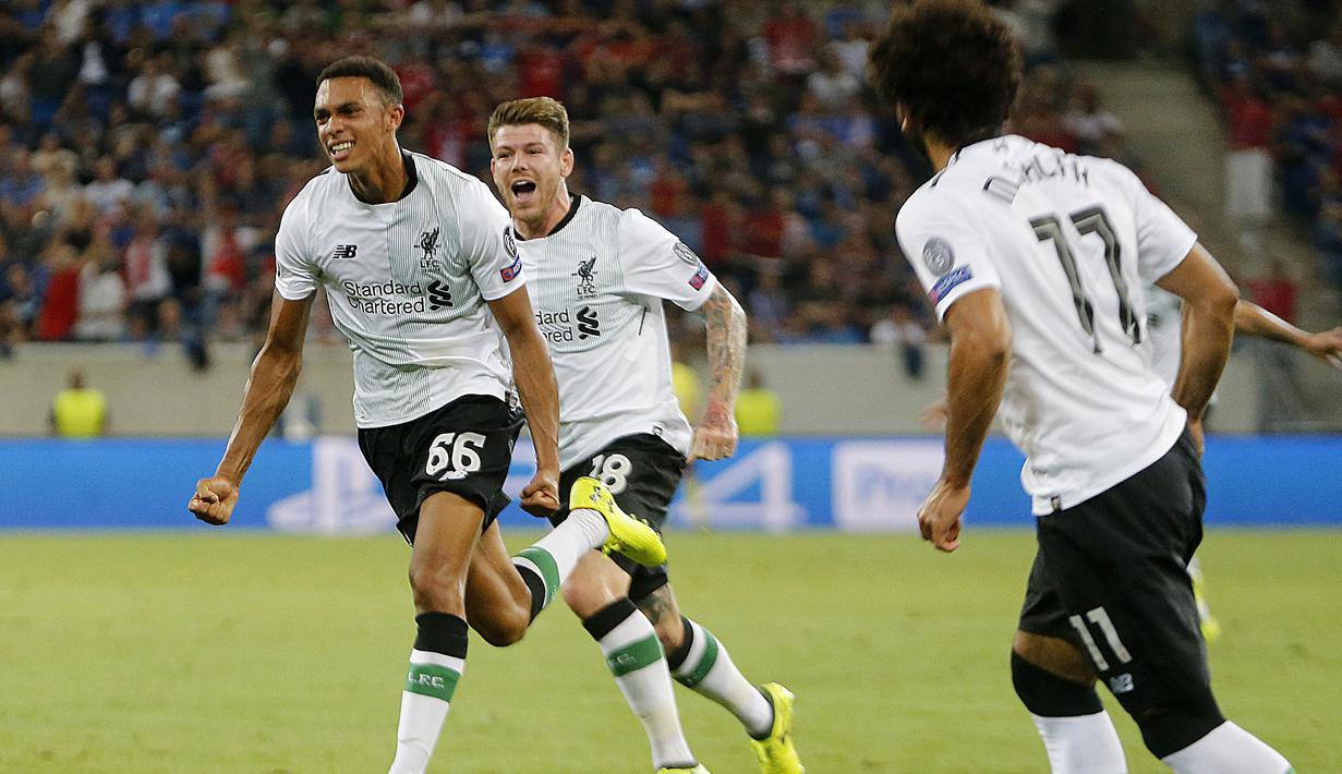 Pemain Liverpool, Trent Alexander-Arnold (kiri) merayakan golnya ke gawang Hoffenheim pada kualifikasi Liga Champions di Rhein-Neckar-Arena, Sinsheim, (15/8/2017). Liverpool menang 2-1. (AP/Michael Probst)