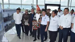 Presiden Jokowi (tengah) bersama Menhub Ignasius Jonan (kiri) berkeliling di Bandara Rembele, di Kabupaten Bener Meriah, Provinsi Aceh, Rabu (2/3). Kedatangan Presiden dan rombongan untuk meresmikan Bandara Rembele. (Foto : Setpres)
